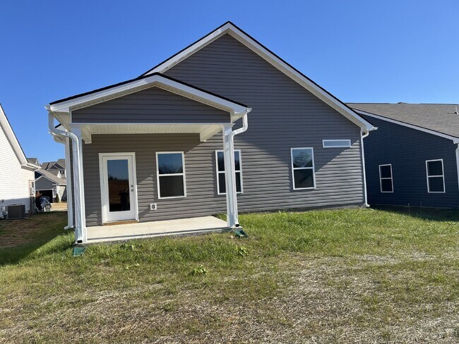 Foto del edificio - New Charming 3-Bed, 2-Bath Retreat with 1,573 Sq Ft of Comfort in Shelbyville!