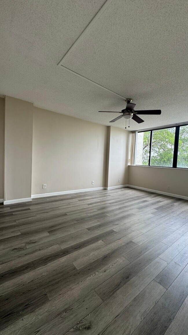 Foto del edificio - 4222 Inverrary Blvd