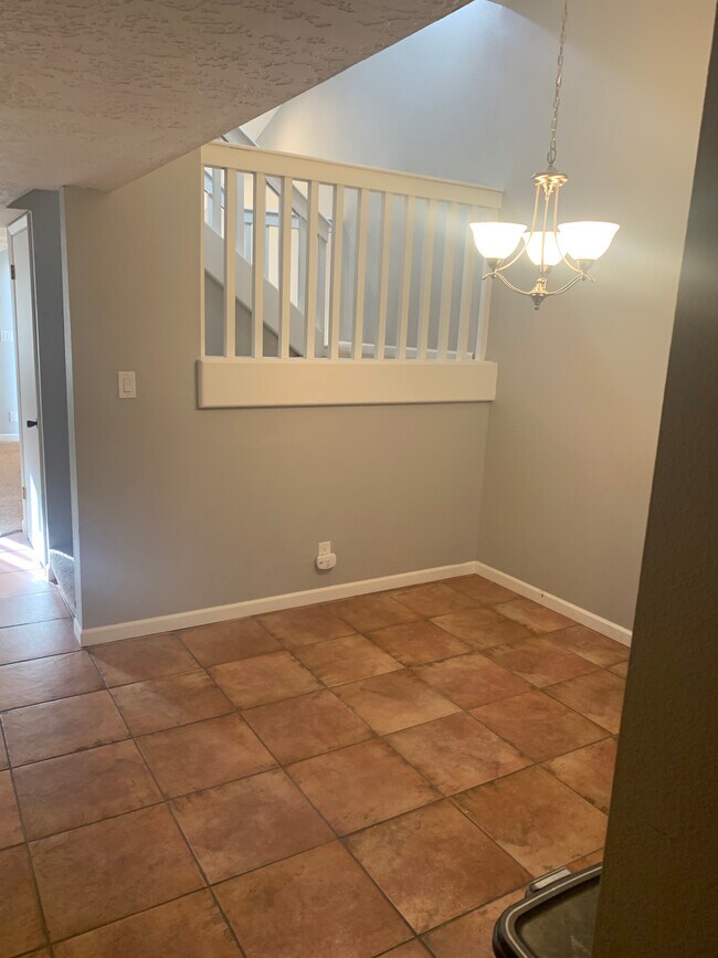 Building Photo - 5200 Villa View Dr