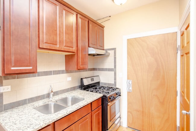 Building Photo - 5556 W Belmont Ave