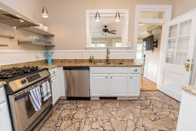 Building Photo - 4018 Newport Dr