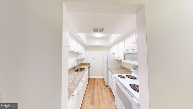 Building Photo - 18318 Streamside Dr