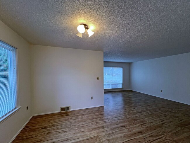 Foto del edificio - Charming 2 Bedroom 1 Bath Near Old Town Ta...