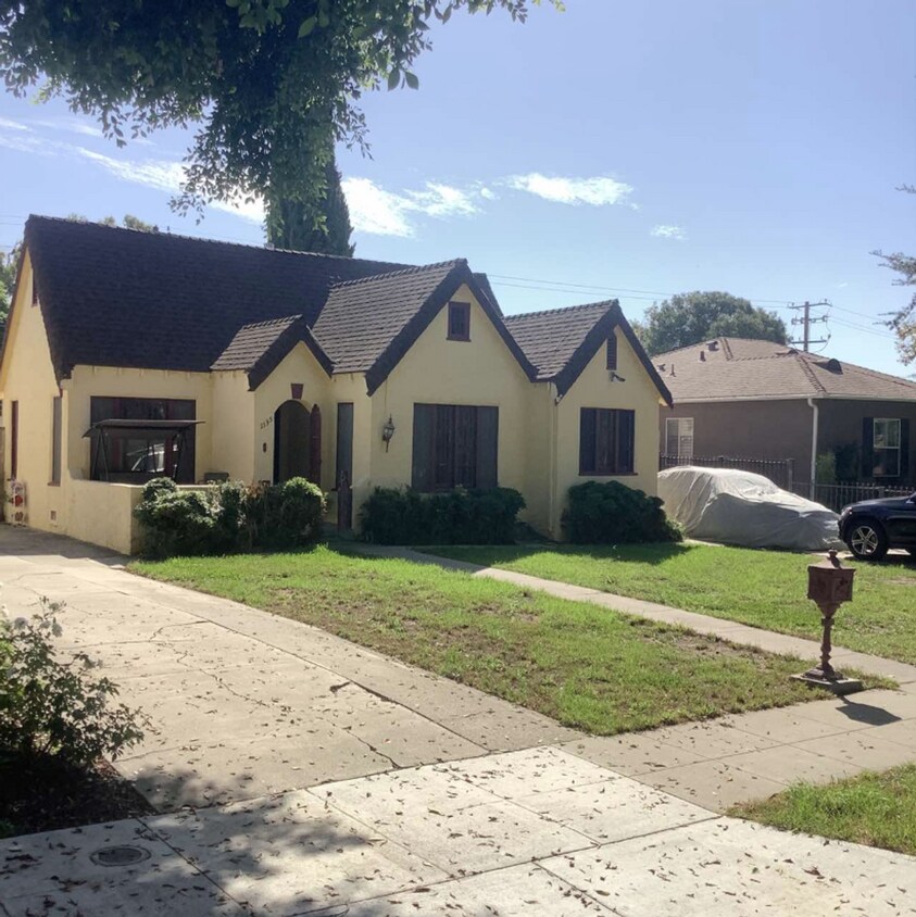 Foto principal - Charming 3 Bed/1.5 Bath Tudor with Spaciou...