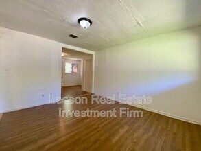 Building Photo - 323 W 83rd St