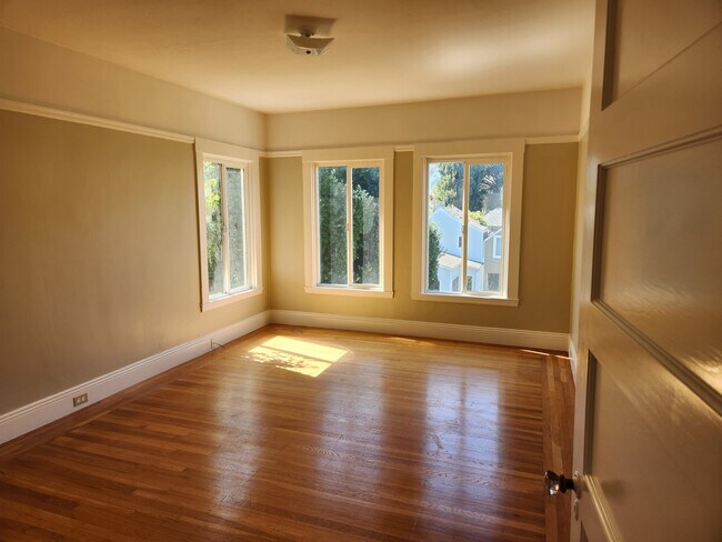 Building Photo - 560 Diamond St