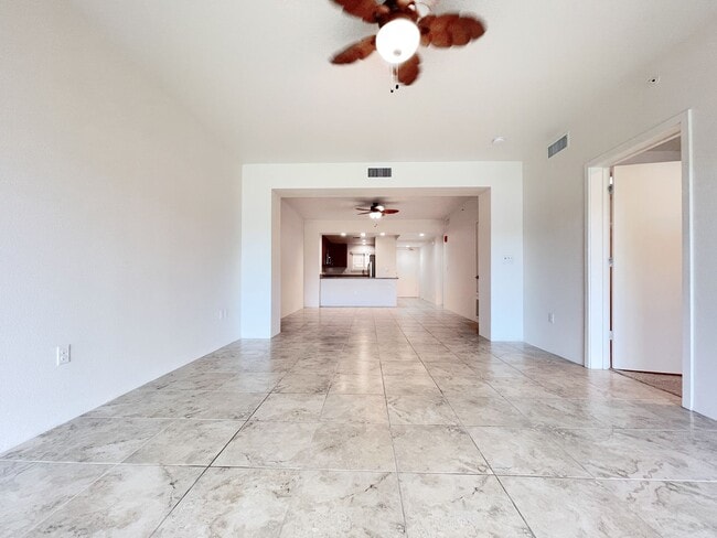 Building Photo - Pet Friendly 2-Bedroom Condo with Central ...