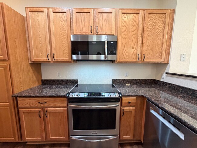 Foto del edificio - Immaculate Townhome Near Southlands with Granite Kitchen, Fireplace & Two Primary Suites