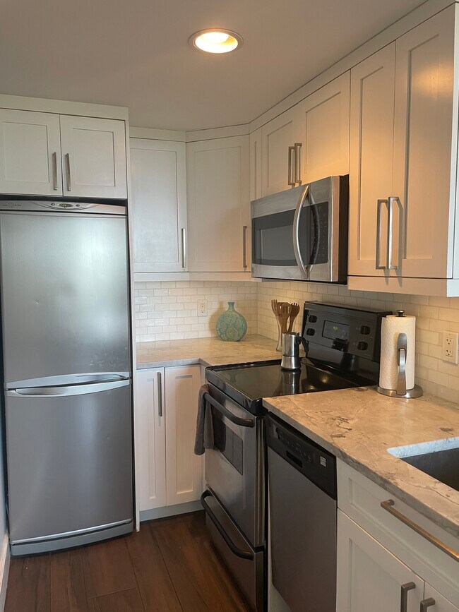Cocina totalmente equipada con lavavajillas, vajilla y ollas y sartenes. - 15 S Golfview Rd