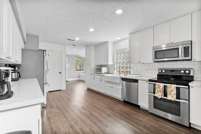 Building Photo - 9235 Deepwater Dr