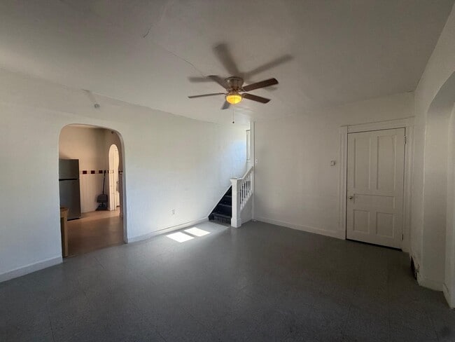 Building Photo - 418 E Ash St
