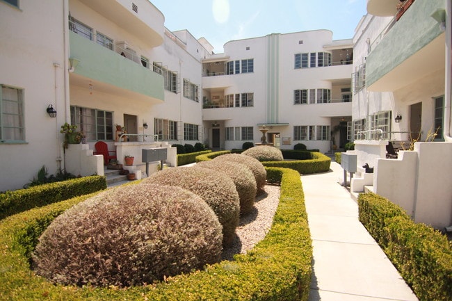 Building Photo - 909 S Serrano Ave