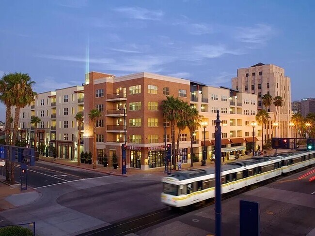 Building Photo - 300 E 4th St