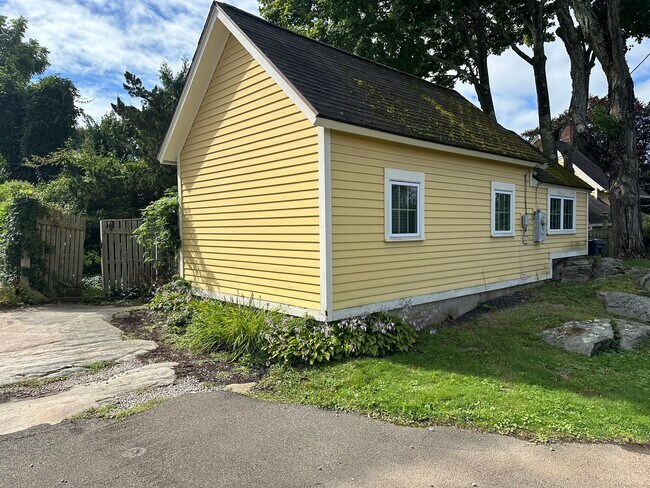 Building Photo - 250 Thimble Island Rd