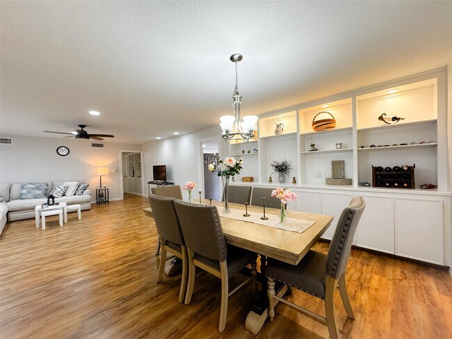 Foto del edificio - 637 S Ripple Creek Dr