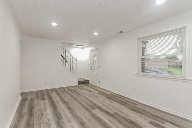 Building Photo - Wonderful 4 Bedroom