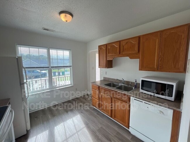 Building Photo - 4401 Biesterfield Dr