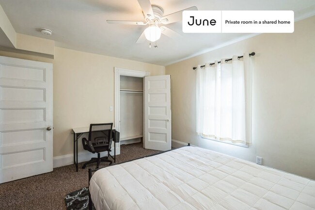 Building Photo - Private bedroom in 6 bed/3.5 bath Home