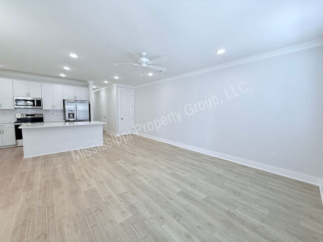 Building Photo - 684 Miramar Ln