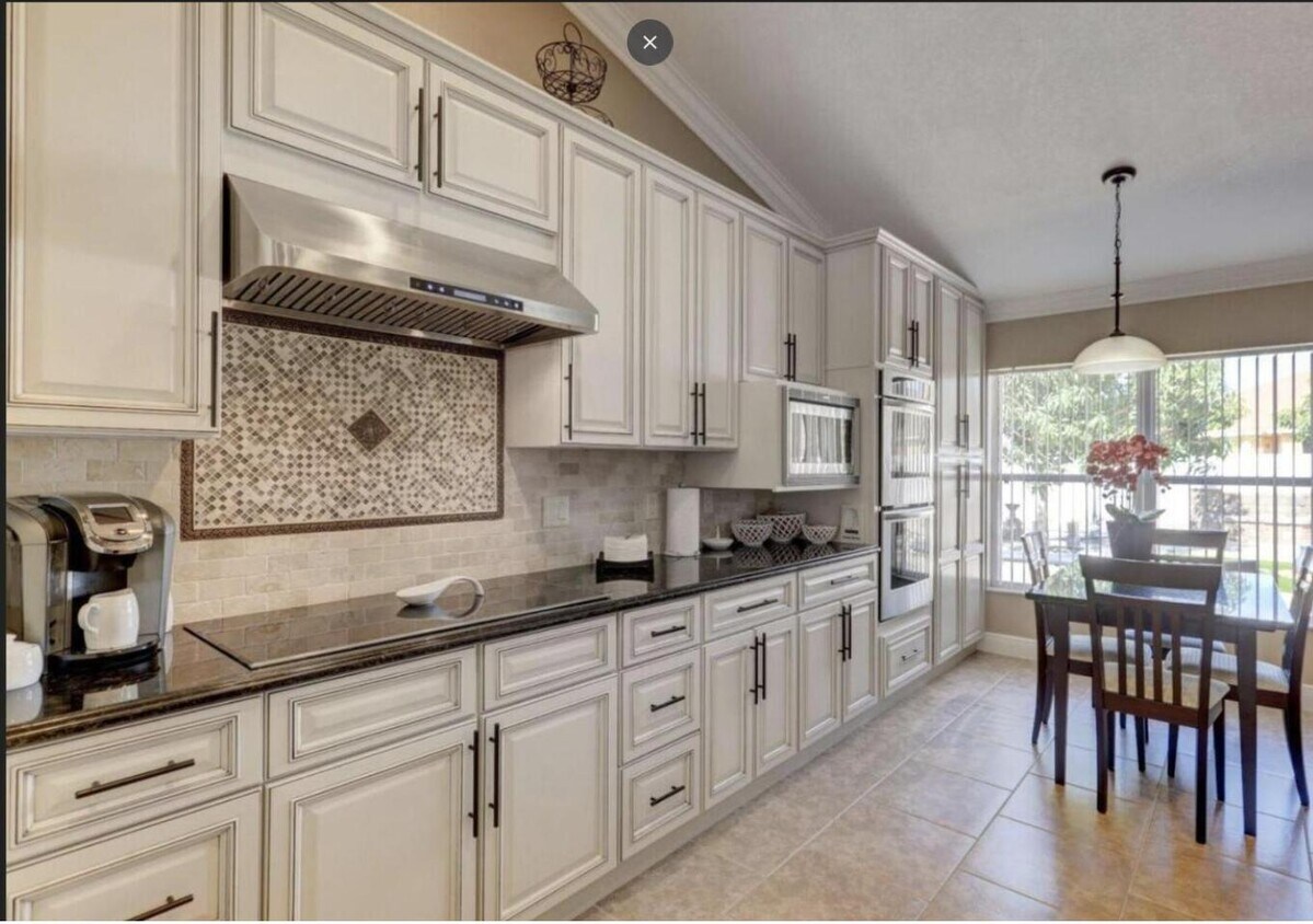 Primary Photo - 2529 SW Grotto Cir