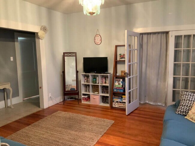 Foto del edificio - Charming 3 bedroom 2 bathroom home on larg...
