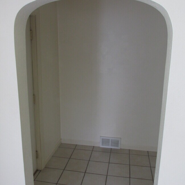 mudroon - 615 Hudson St