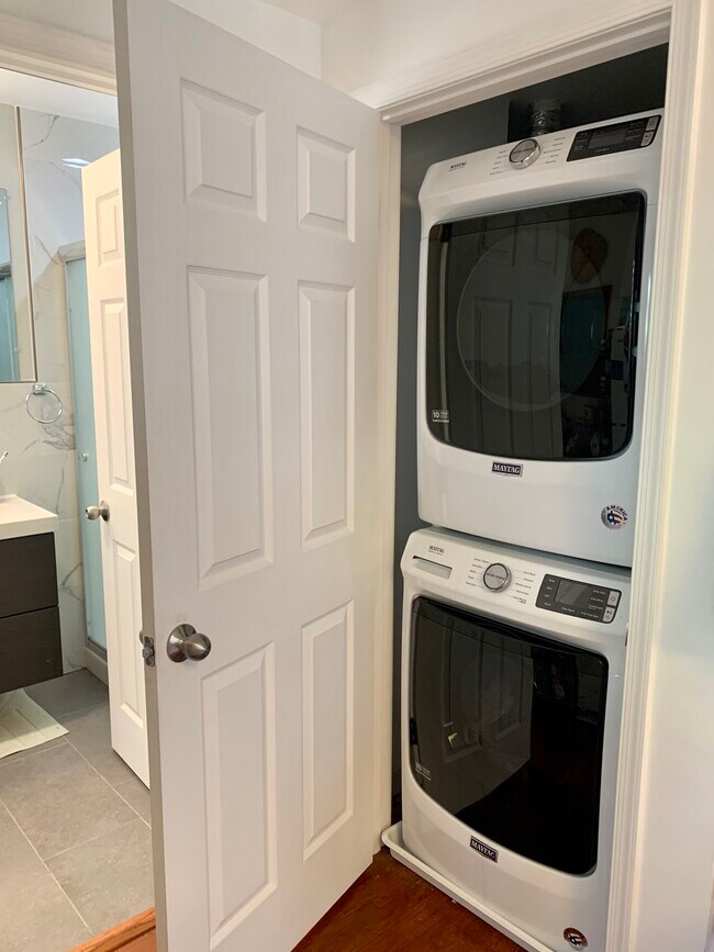 Full size Washer/Dryer - 3005 Huntingdon Ave