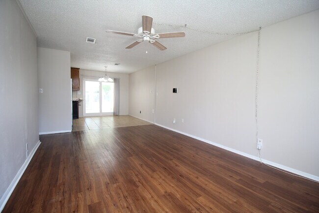 Foto del edificio - Great 4BR/2BA Home Near PSC Westside & NAS...