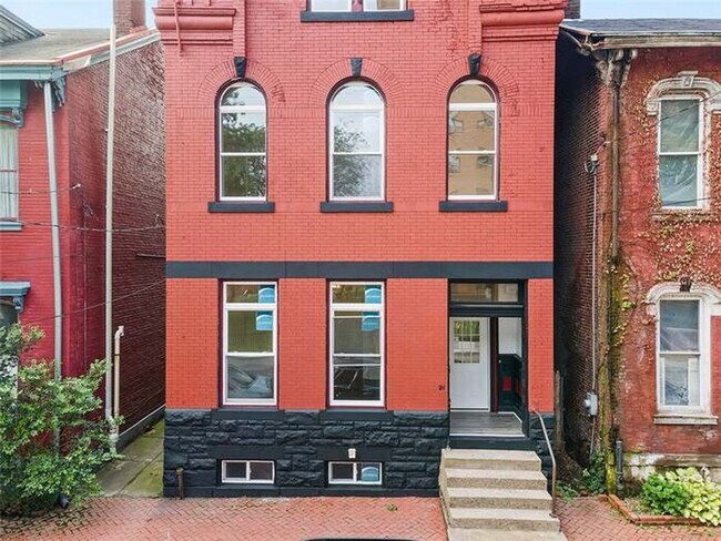 Building Photo - Renovated North Side 5 Bed, 2 Bath House A...