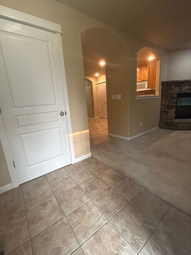Building Photo - Adorable 2 bedroom in Crescent Creek
