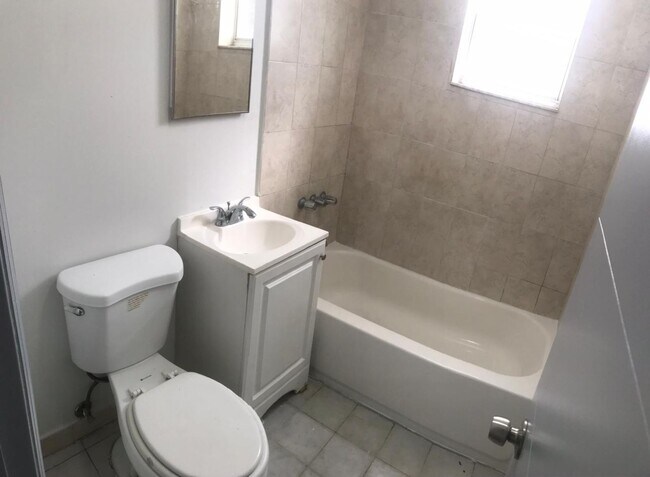 Foto del edificio - Ground Floor 2 Bedroom Just steps to Wynwood