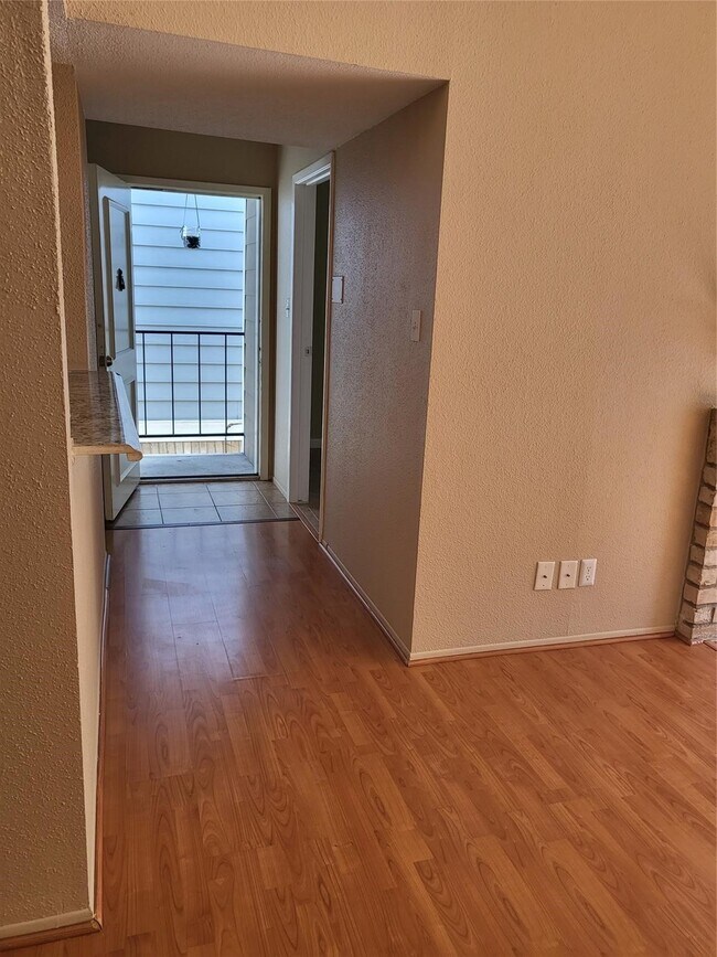 Building Photo - 770 Memorial Mews St