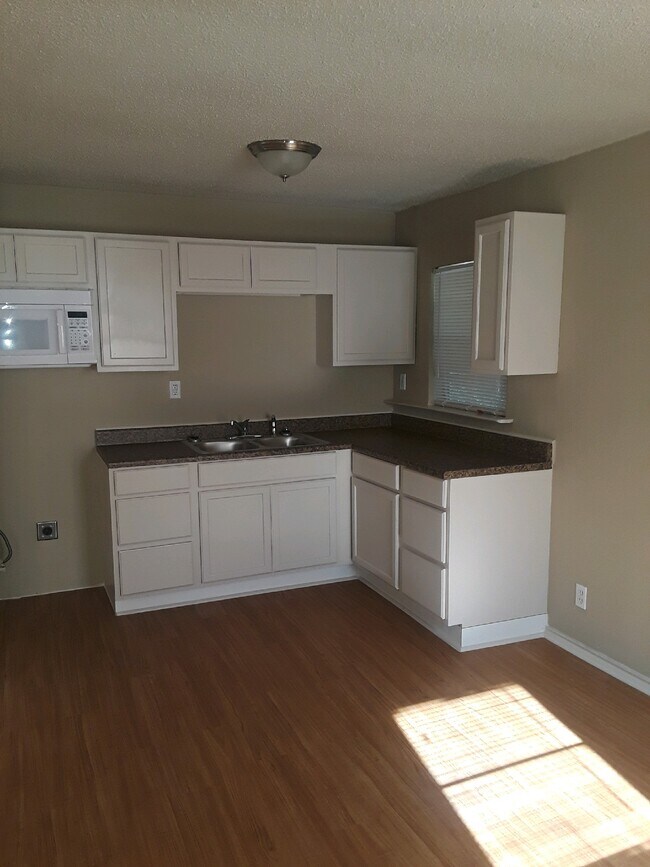 Kitchen - 725 Riverwood Rd