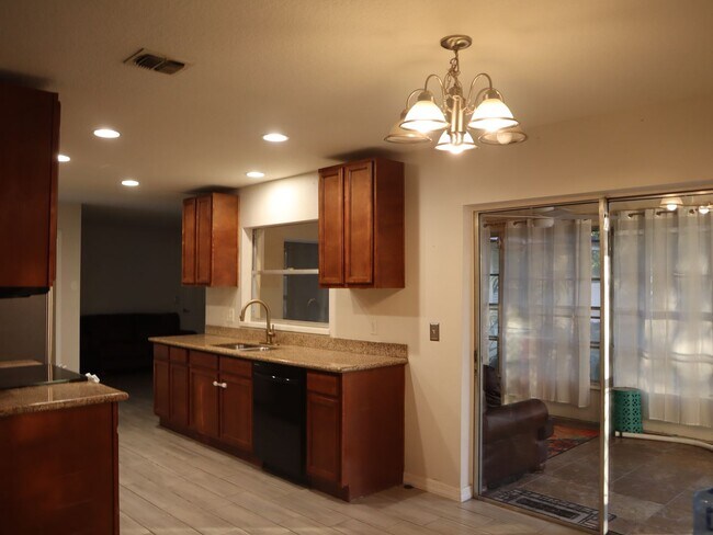 Foto del edificio - Great Location 3 bedroom 2 Bath 2 Car Garage Call/Text Carole Arcaro 386-216-4900 Deltona Lakes R...