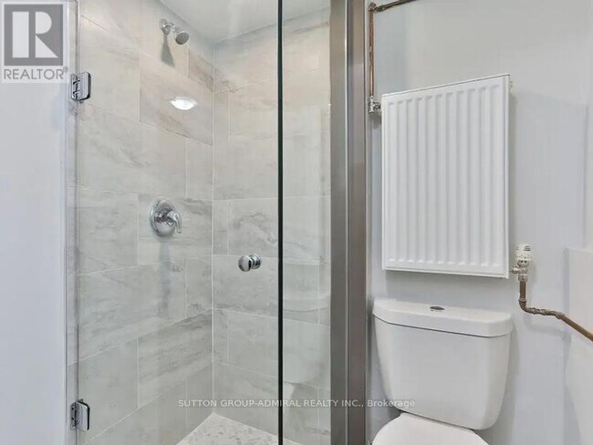 Photo du bâtiment - 915 St Clair Ave W
