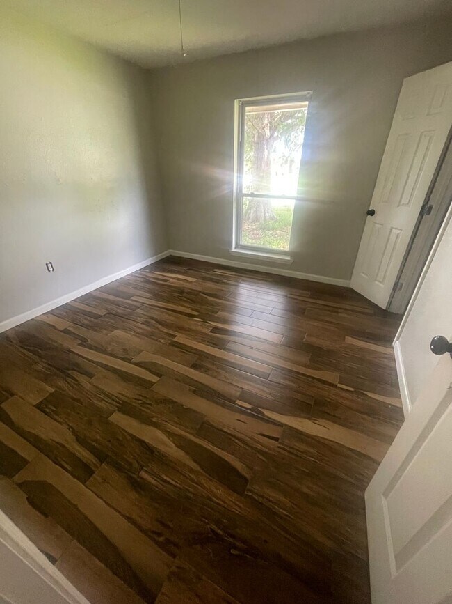 Building Photo - 3 bed / 2 bath home