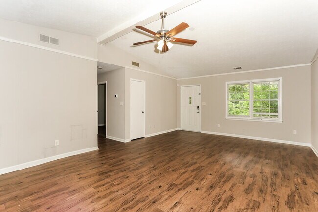 Foto del edificio - 6206 Shallow Creek Ln