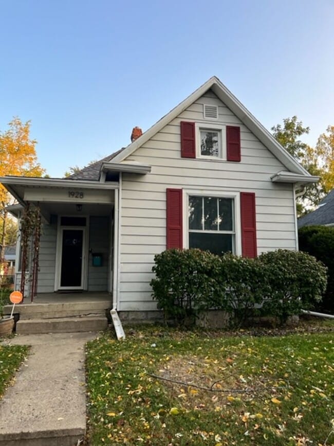 Building Photo - Charming Single Family Home with detached ...