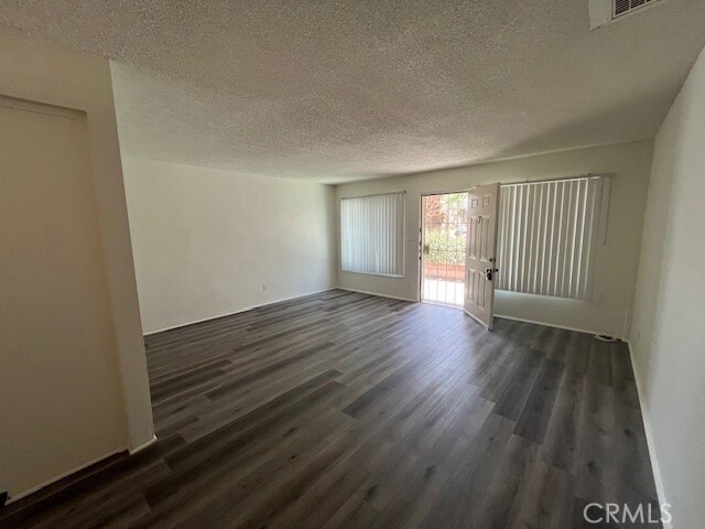 Foto del edificio - 51049 Eisenhower Dr