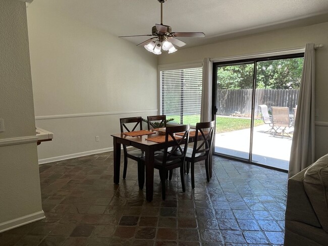 Building Photo - Spacious 3 Bedroom, 2 Bath Home with Offic...