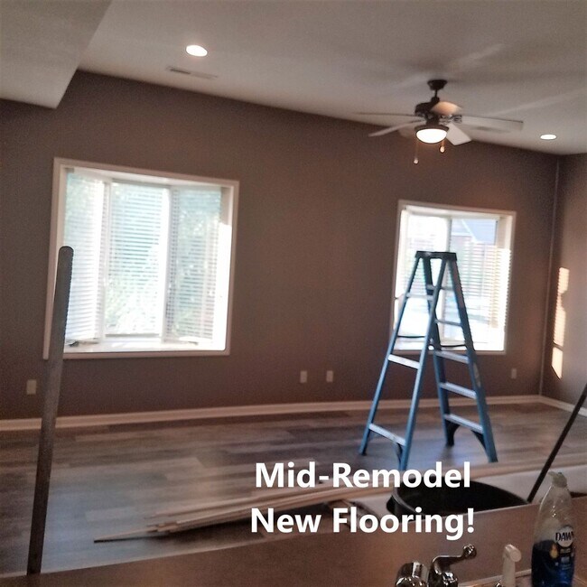 Building Photo - 1BR/1BA, Upscale Loft with accessible Rooftop Deck & Community Pool!