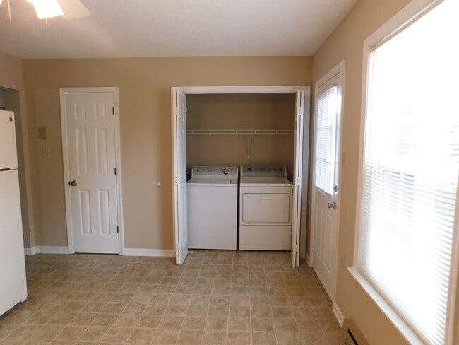 Building Photo - Townhouse Available