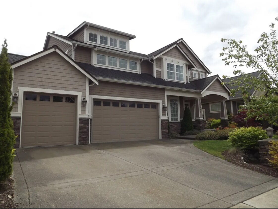 Foto principal - Stunning large 3 bedroom plus bonus rooms ...