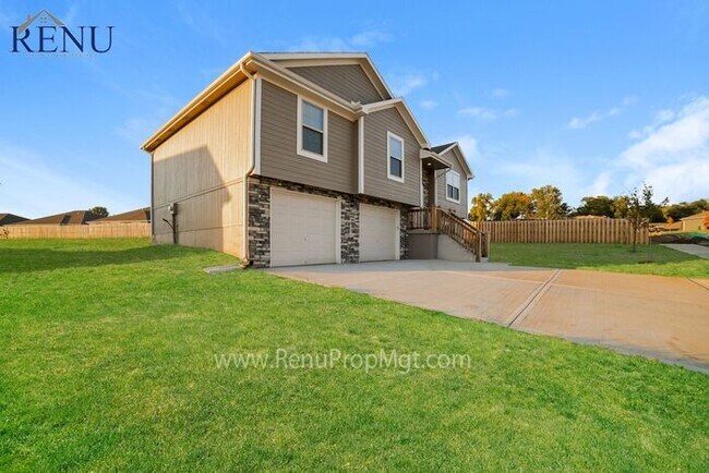 Building Photo - Holiday Special: Free First Month's Rent!!