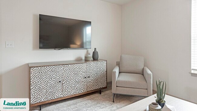 Foto del edificio - 610 Universal Dr