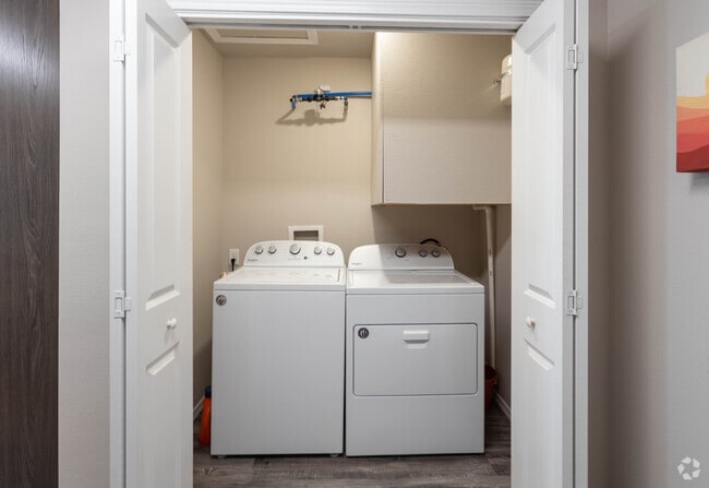 2BR, 2BA - 933 SF - Apex Villas