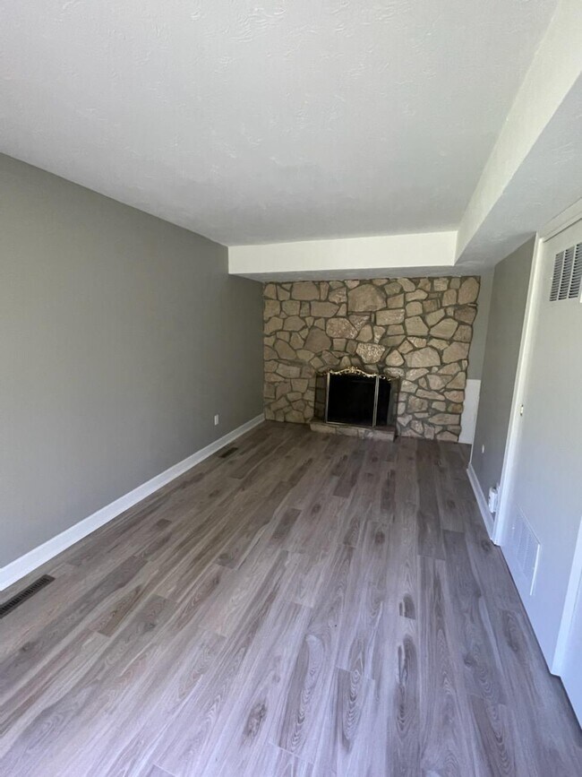 Foto del edificio - 3447 Clover Dr