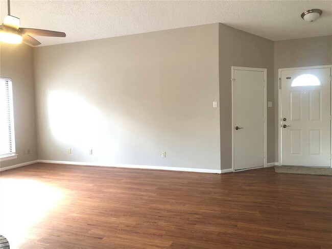 Building Photo - 516 Winterwood Dr