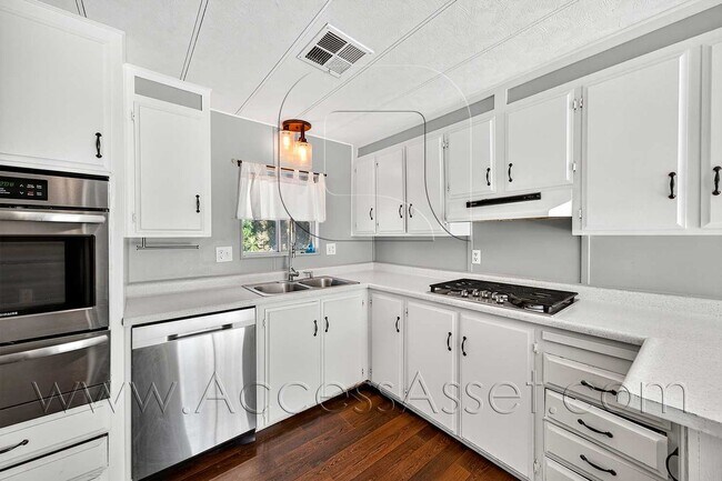 Foto del edificio - Charming 3-Bed/2-Bath Mobile Home with Fenced Yard In Homeland!