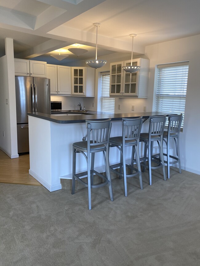 Full kitchen, counter seating - 18 Berrian Pl